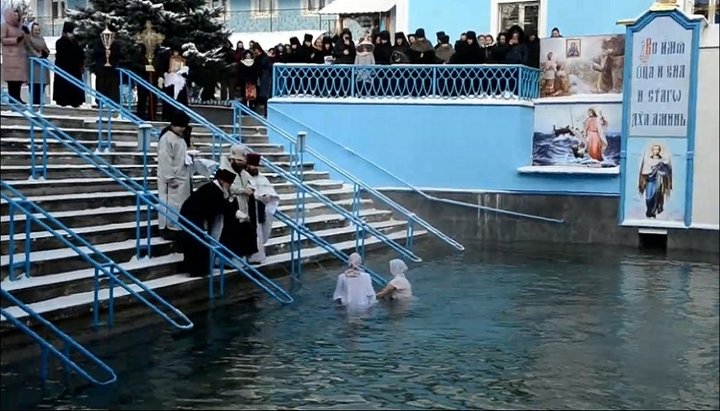 Освячення джерела праведної Анни. Фото: скріншот відео з каналу Скиту Праведної Анни в youtube 