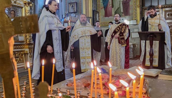 Священство Изюмской епархии служит панихиду по погибшим в пожаре. Фото: izum.church.ua