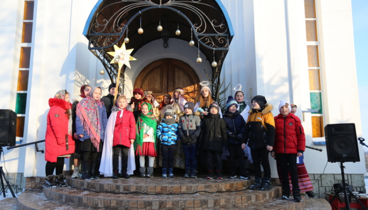 Через карантинні обмеження концерт провели просто неба. Фото: mliniv.church.ua