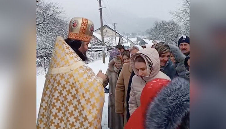 На Літургію просто неба в Діловому зібралося багато віруючих УПЦ. Фото: скріншот з Facebook