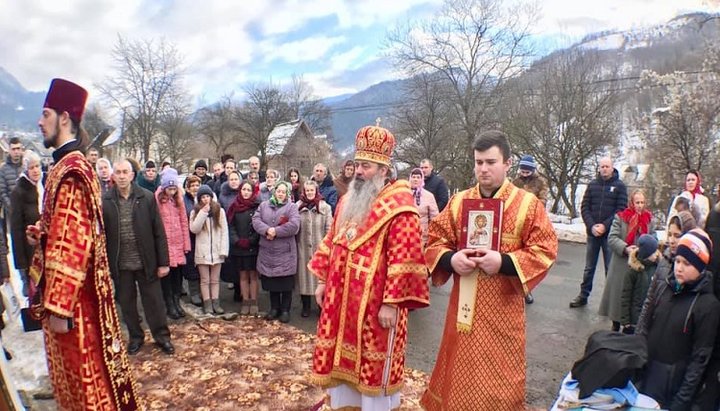 Божественна Літургія 21 лютого просто неба в Діловому. Фото: сторінка Хустської єпархії УПЦ у Facebook.