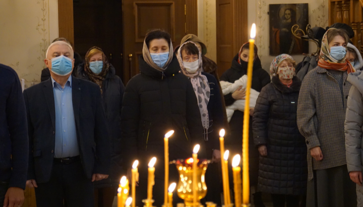 В храмах от прихожан требуют носить маски и соблюдать дистанцию. Фото: st-theodosius.kiev.ua