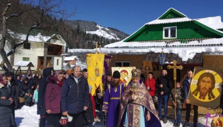 Свято-Успенська громада УПЦ села Гринява на хресній ході в День Торжества Православ'я. Фото: ivano-frankivsk.church.ua