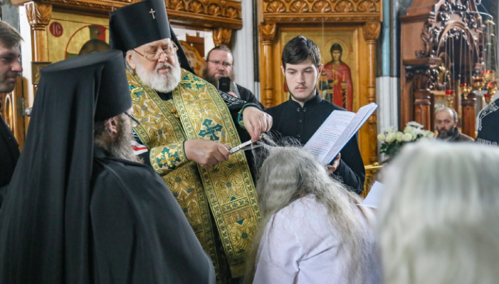 Постриг звершив архієпископ Городницький Олександр. Фото: izum.church.ua