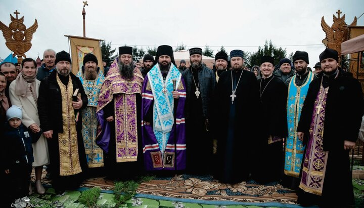 Єпископ Герцаївський Силуан з настоятелем майбутнього храму та духівництвом Герцаївського та Глибоцького благочинь. Фото: facebook Чернівецько-Буковинської єпархії