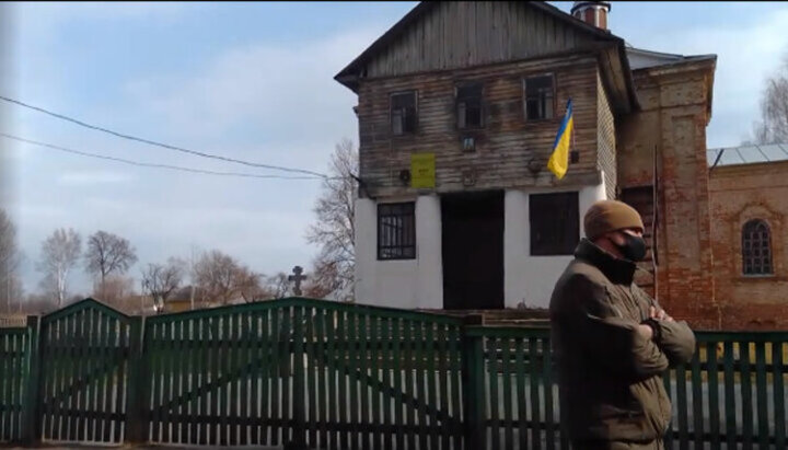 Храм УПЦ у Припутнях захопили прихильники ПЦУ. Фото: скріншот відео з facebook-сторінки Р. Сухаревського