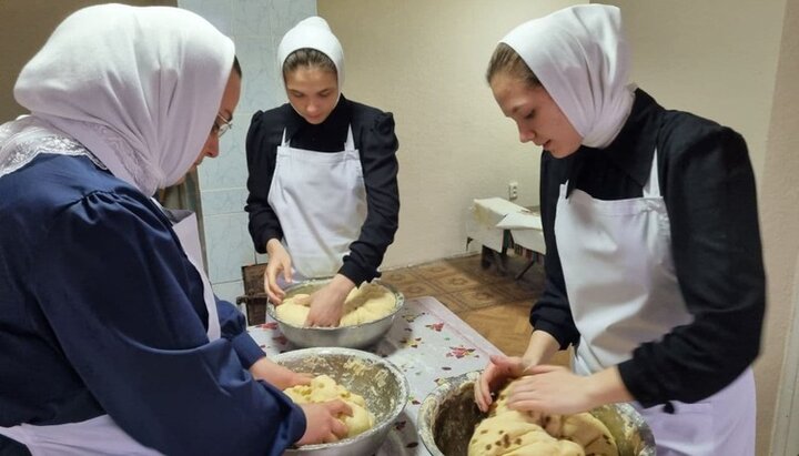 Сестри милосердя і послушниці вже спекли 2000 пасок і мають намір зробити ще стільки ж. Фото: СПЖ