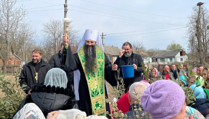 Чин заснування нового храму в селі Шевченка звершив митрополит Варсонофій (Столяр). Фото: eparhia.vinnica.ua