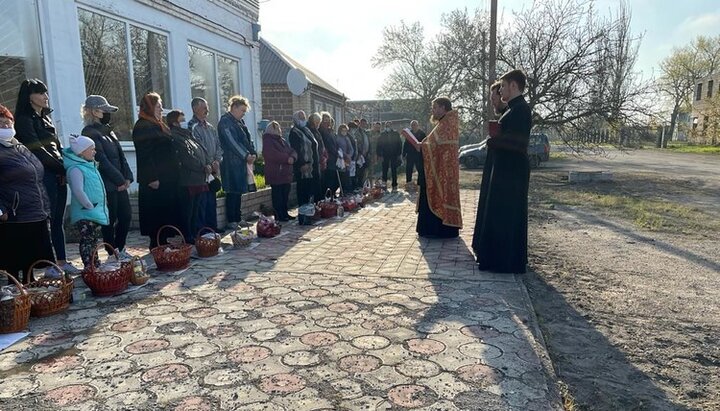 Клірики УПЦ з Маріуполя привітали з Великоднем жителів прифронтового села Бердянське. Фото: donetsk.church.ua