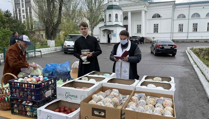 Великодня благодійна акція в Херсонській єпархії УПЦ. Фото: pravoslavie.ks.ua