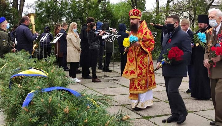 Вікарій Сєверодонецької єпархії єпископ Новопсковський Иринарх (Тимчук) поклав квіти до братської могили «Меморіал Слави» в Сєверодонецьку. Фото: сторінка Сєверодонецької єпархії УПЦ в Facebook.