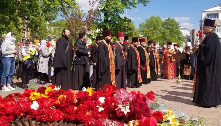 Митрополит Винницкий и Барский Варсонофий (Столяр) и духовенство епархии у Вечного огня в Виннице. Фото: СПЖ