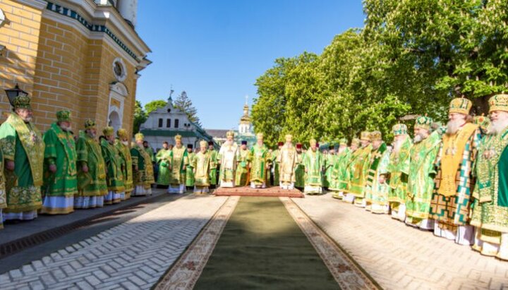 Літургія на площі Києво-Печерської лаври. Фото: news.church.ua