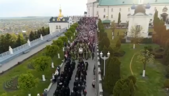 Хресний хід з мощами преп. Іова в Почаївській лаврі. Фото: скріншот відео зі сторінки адміністратора Лаври в Facebook.