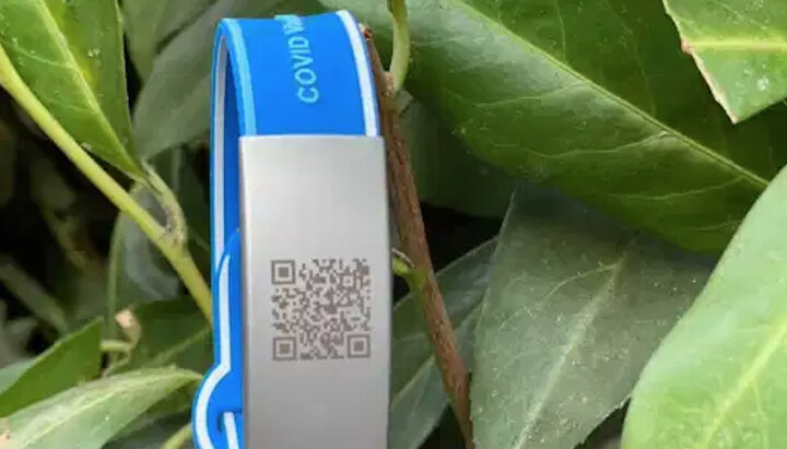 ImmunaBand з QR-кодом про вакцинацію. Фото: kxan.com