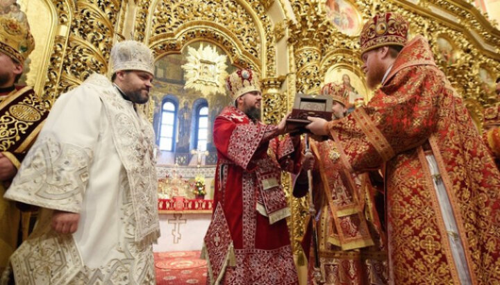 Bishop Isaiah of Šumperk (left). Photo: pomisna.info