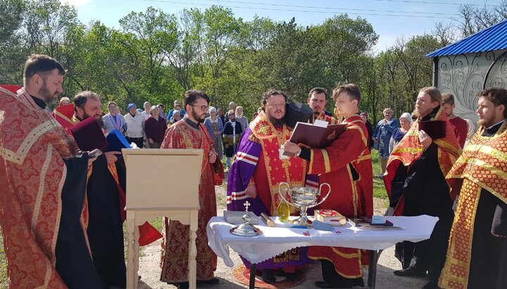 Чин закладки первого камня и освящение накупольных крестов епископом Каллиником в Крыму. Фото: crimea-eparhia.ru