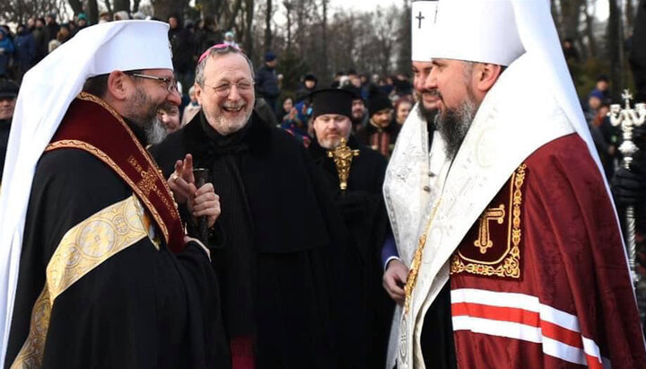 Зліва – направо: Святослав Шевчук, представник РКЦ, Олександр (Драбинко) та Єпіфаній Думенко. Фото: odnarodyna.org