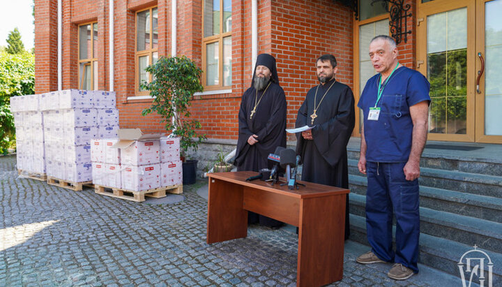 Передача гуманитарной помощи состоялась в Киево-Печерской лавре. Фото: news.church.ua