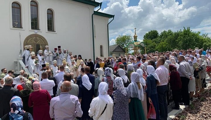 Митрополит Тернопільський і Кременецький Сергій (Генсицький) зі священством і парафіянами УПЦ на ганку нового храму в Гніздичному. Фото: ternopil.church.ua