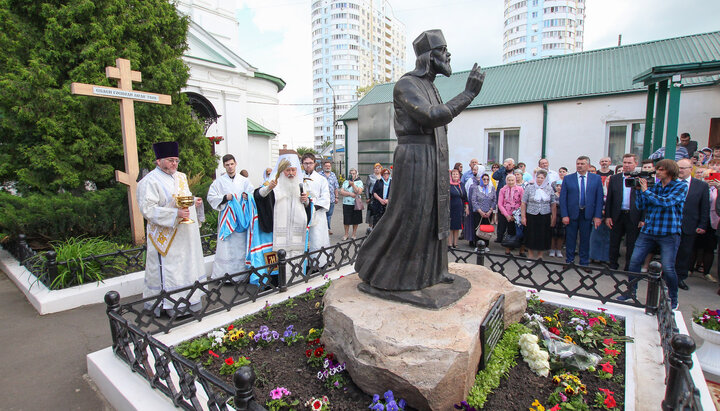 Освячення пам'ятника архімандриту Іоанну (Крестьянкіну). Фото: prichod.ru