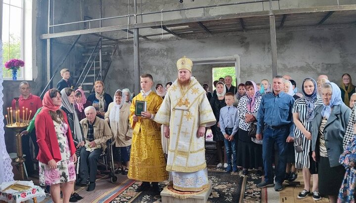 Єпископ Афанасій під час Богослужіння в споруджуваному храмі Михайлівської громади УПЦ в Несвічі. Фото: pravoslavna.volyn.ua