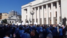 Молитовне стояння вірян УПЦ у Верховній Раді (ОНОВЛЮЄТЬСЯ)