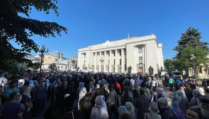 Молитовне стояння вірян біля ВР. Фото: vesti.ua