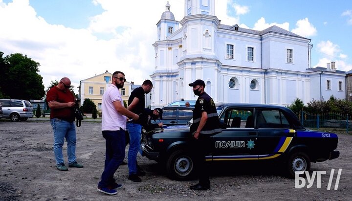 Поліція фіксує факт ремонтних робіт у захопленій ПЦУ будівлі у Володимирі-Волинському. Фото: bug.org.ua