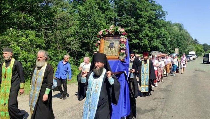 Крестный ход с чудотворной Ахтырской иконой Божией Матери. Фото: сайт Сумской епархии УПЦ