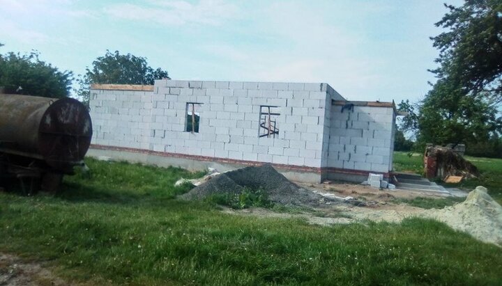 The believers of Rachin have already completed their new temple to the roof. Photo: UOJ