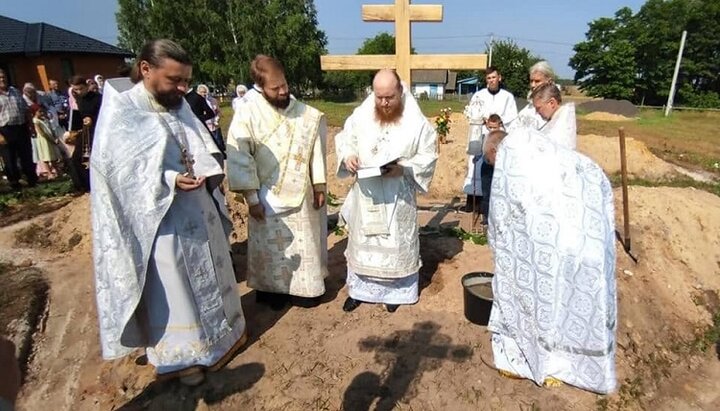 Установление креста и закладку камня на месте строительства нового храма УПЦ в селе Серхов Волынской епархии УПЦ. Фото: страница БФ «Фавор» в Facebook.