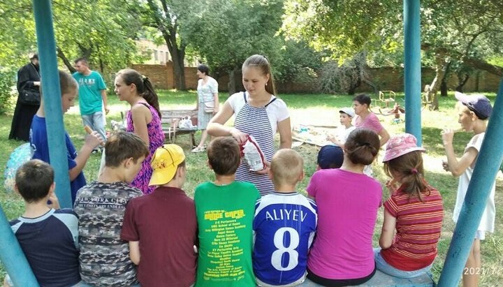 Волонтери УПЦ з дітьми-пацієнтами Полтавської обласної клінічної психіатричної лікарні. Фото: сторінка Полтавської єпархії УПЦ в Facebook.