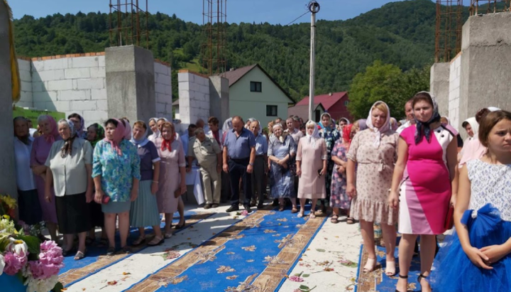 Многочисленная община УПЦ в Деловом молится на месте строительства нового храма. Фото: orthodoxkhust.org.ua