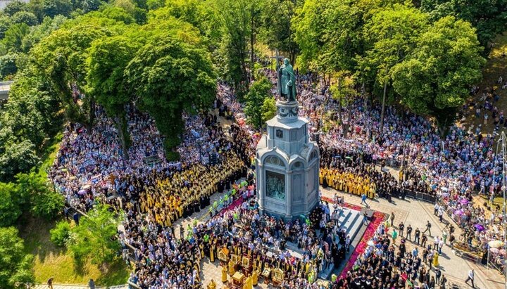 Молебень УПЦ на Володимирській гірці, 27.07.21. Фото: тг-канал єпископа Віктора (Коцаби)