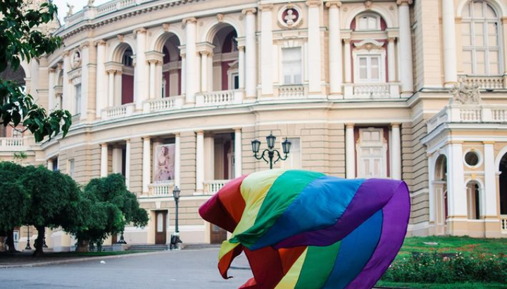 Прапор ЛГБТ на тлі Одеського оперного театру. Фото: facebook.com/OdessaPride