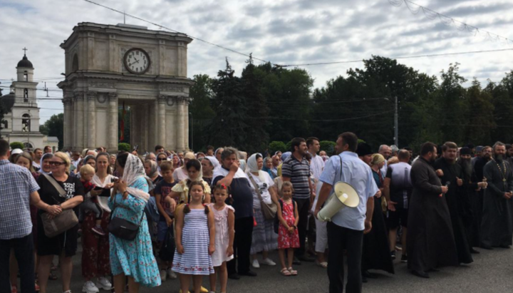 Серед протестувальників проти обов'язкової вакцинації в Кишиневі – і миряни, і духовенство. Фото: noi.md