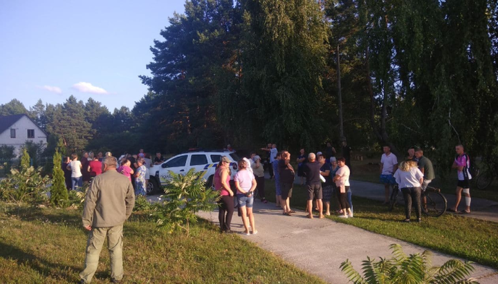 Члени ПЦУ відмовлялися покинути територію храму в Заболотті, поки не прибули віруючі УПЦ і поліція. Фото: facebook.com/1kozaktv