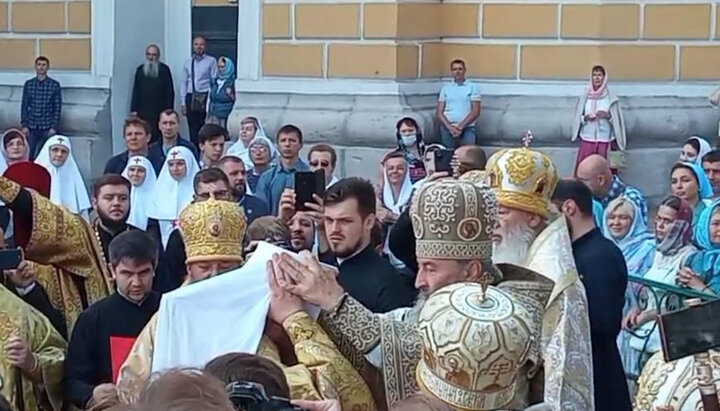 Митрополит Онуфрий возводит в сан нового митрополита. Фото: скриншот с прямой трансляции facebook.com/1kozaktv