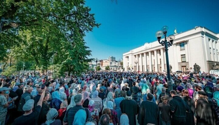 Молитвенное стояние верующих УПЦ у Верховной Рады 15.06.21.Фото: t.me/upc_news