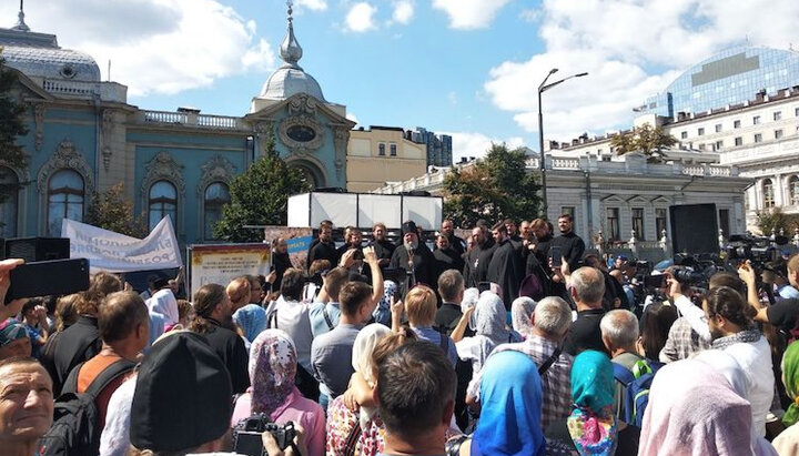 Єпископи, священики і віряни УПЦ біля Верховної Ради. Фото: СПЖ