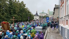 Багатотисячний хресний хід із Кам'янця-Подільського прибув до Почаєва