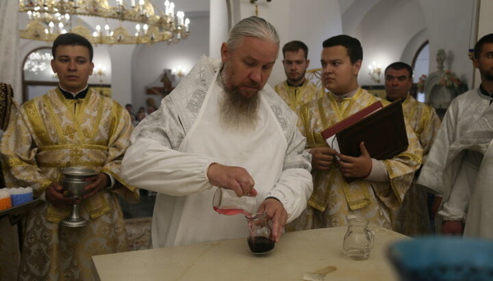 Чин освячення нового храму очолив митрополит Єлисей. Фото:izum.church.ua