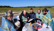 У с. Хмельницьке заклали новий храм УПЦ замість захопленого ПЦУ