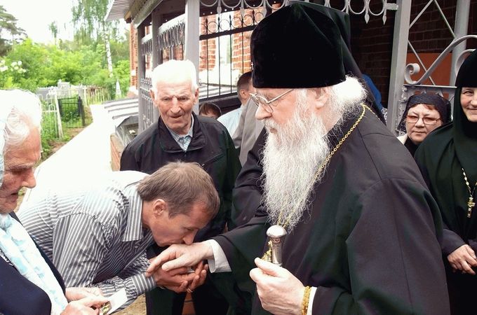 О целовании руки священнику