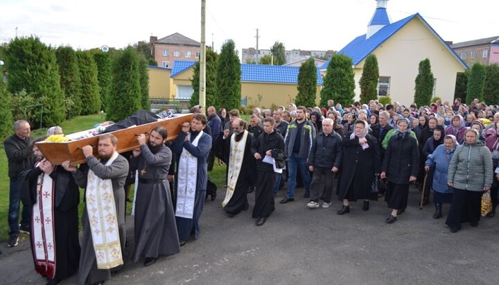 Похоронна процесія з тілом новопреставленого архімандрита Феофана. Фото: sarny.church.ua