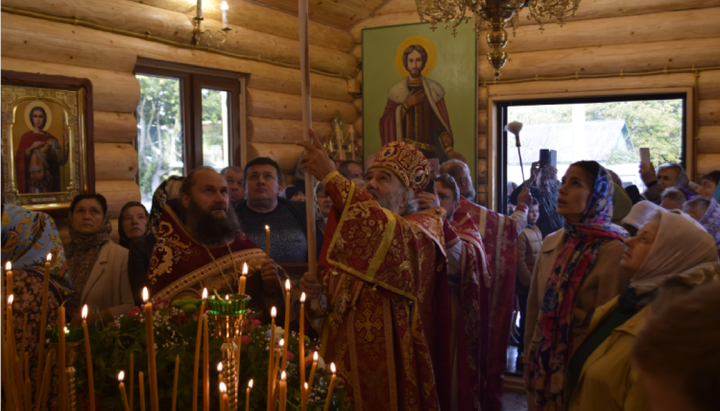 Митрополит Агапіт помазує стіни нового храму святим миром. Фото: mp-eparhia.org.ua