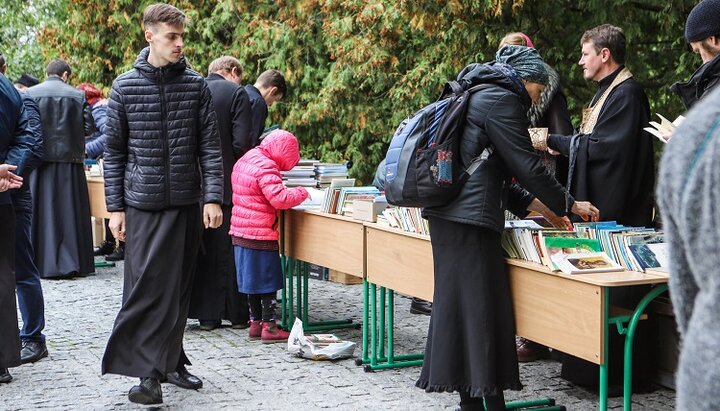 Благодійна акція «Читай і твори» в Києво-Печерській лаврі. Фото: facebook.com/bf.favor