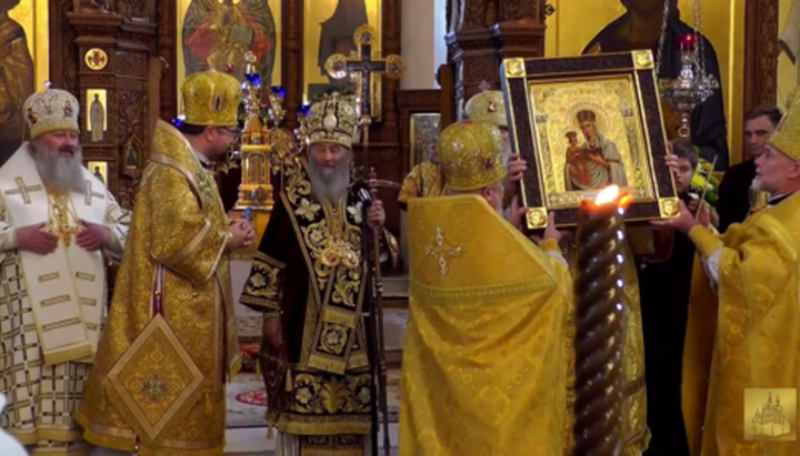 Архієпископ Паїсій вітає митрополита Іларіона з ювілеєм. Фото: news.church.ua