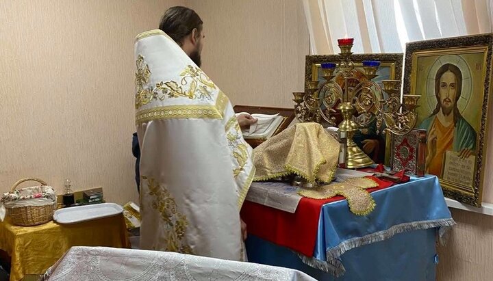 Перша літургія у тимчасовому храмі громади с. Безп'ятне, чий храм згорів у пожежі. Фото: facebook.com/st.irina.church